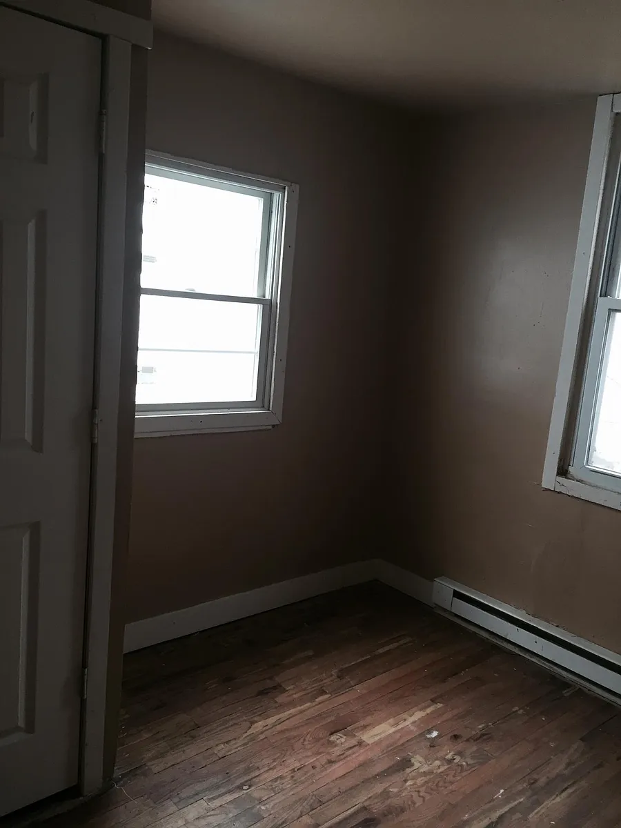 Building Photo - 426 E 11th St #1