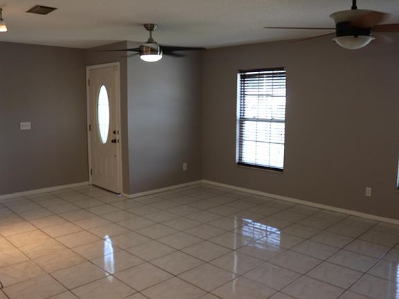3rd image of 18 Carriage Hill Cir