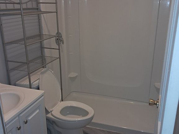 2nd image of 2423 Rose Ave