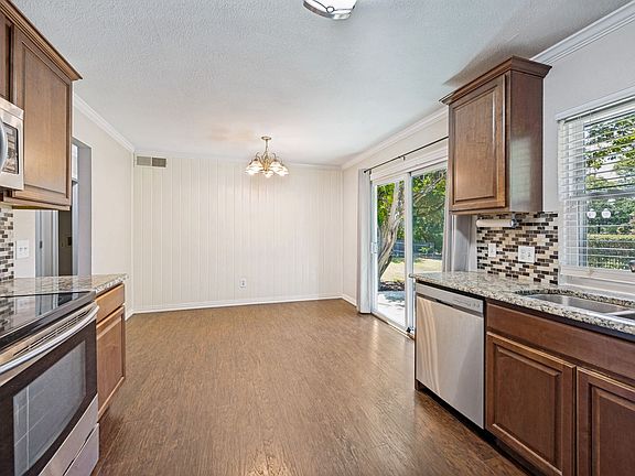 5th image of 400 Harrington Ln