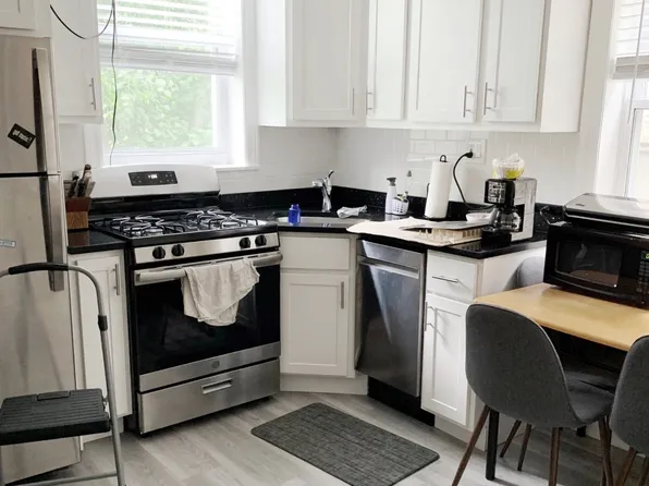 646 W Roscoe St, Chicago, IL