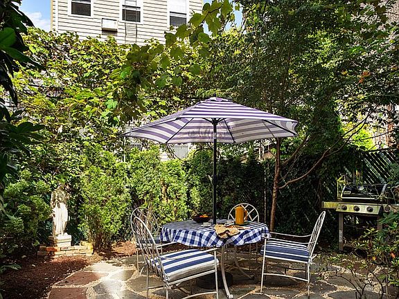 5th image of 141 Calyer St #1