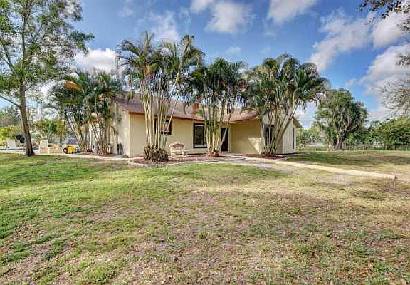 Home For Sale In Loxahatchee