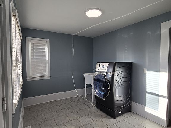 4th image of 904 Parkwood Ave
