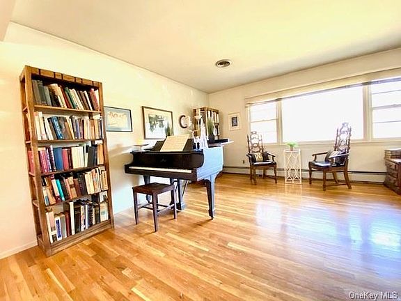 3rd image of 7 Dunhill Ln