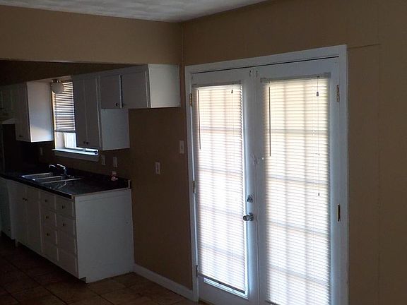 5th image of 2119 E Park Row Dr