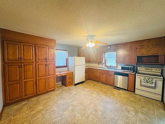 3rd image of 2936 Queen Ave