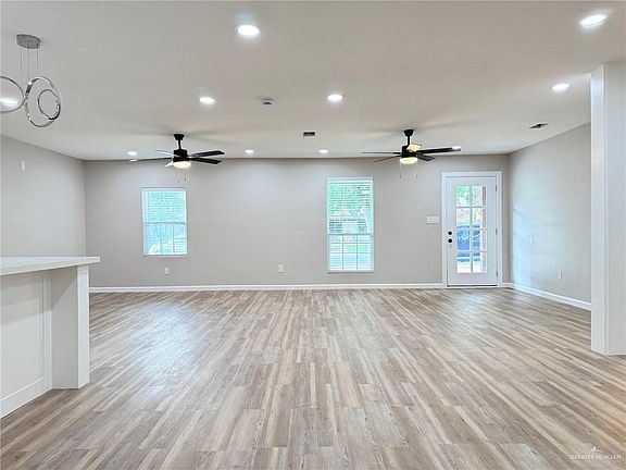 4th image of 2833 Redwood Ave
