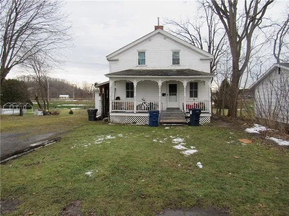 26 Montezuma St, Lyons, NY 14489