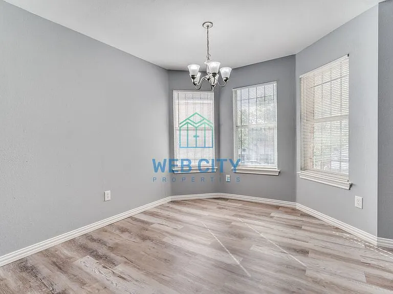 2525 Lyola St — Photo 6