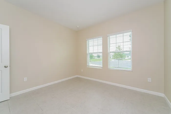 324 Kenilworth Dr — Photo 12