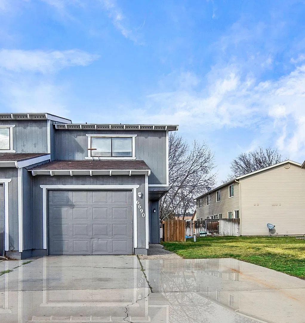 2bed, 1.5 bath Duplex with Garage & Fenced Yard! — Photo 1