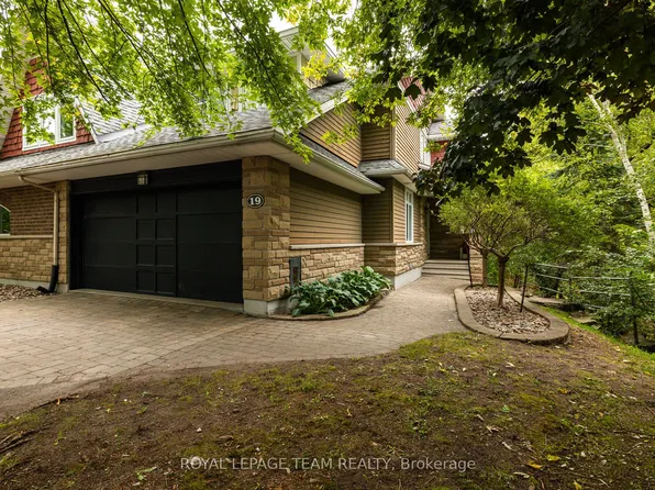 19 Creeks End Ln, Ottawa, ON K2H 1C7
