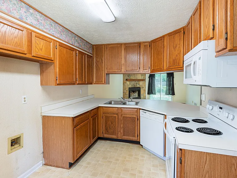 5640 Waterford Ct — Photo 7