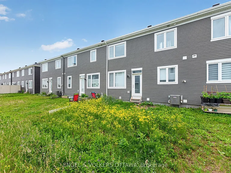 33 Focality Cres — Photo 33