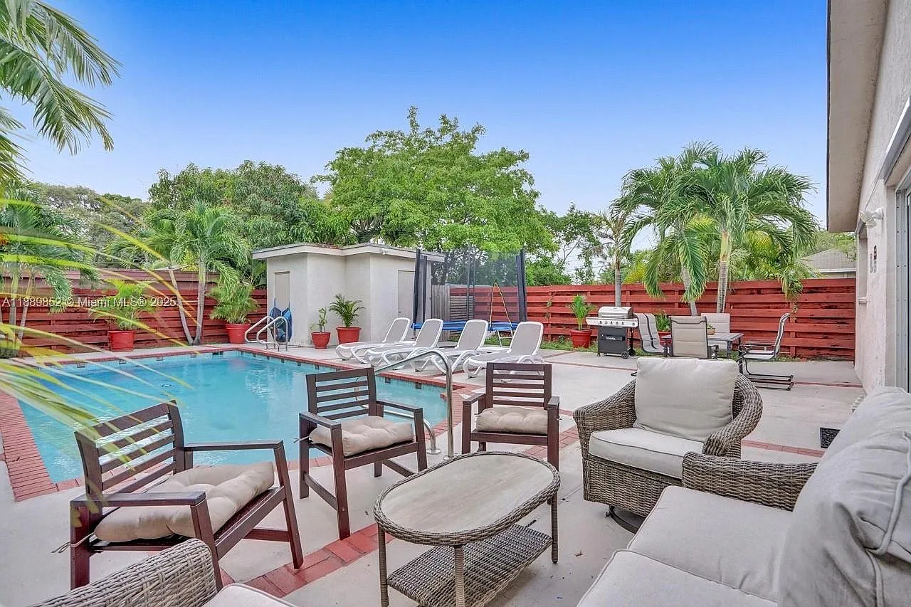 Town Of Hallandale B-13 — Photo 2