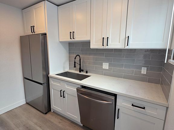 3rd image of 433 E Juniper St #433