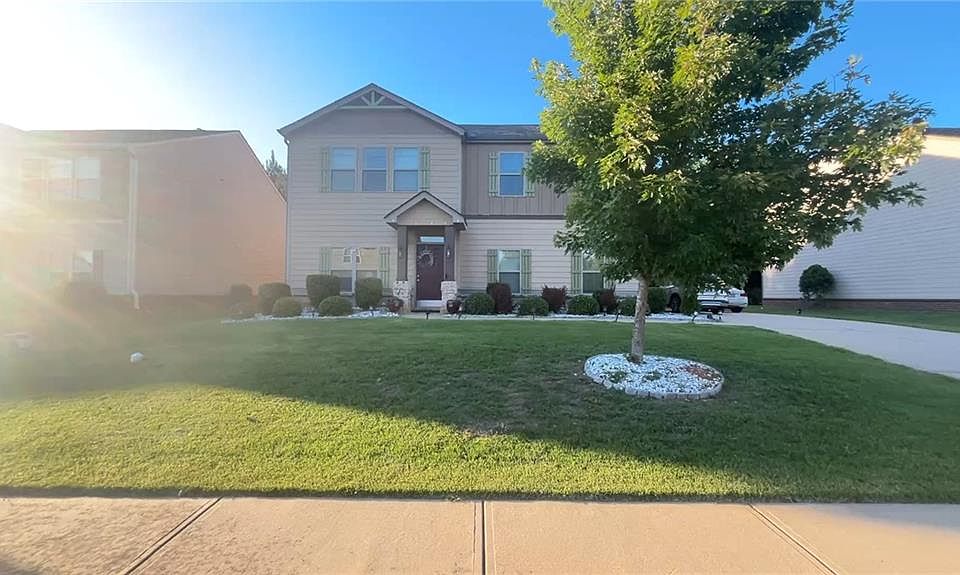 1st image of 390 Silver Willow Walk