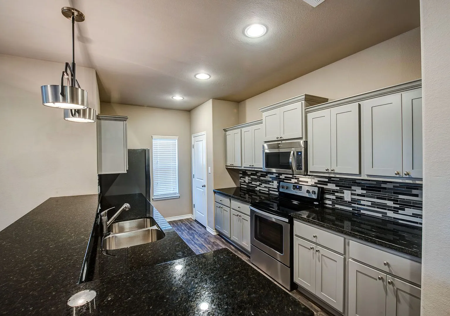3 Bed at Pershing Pointe! — Photo 3