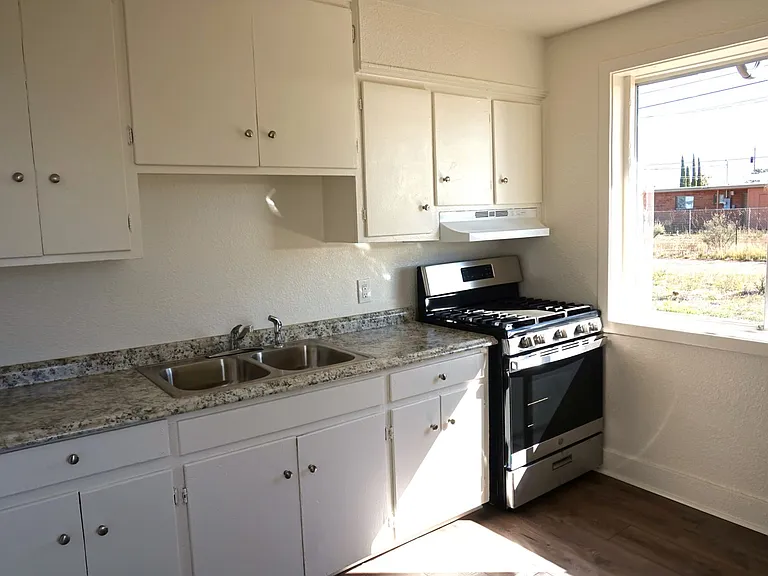557 Graham Dr — Photo 4