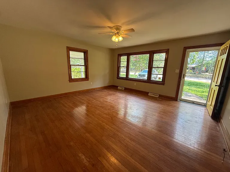 1302 Dogwood Ln NW — Photo 3