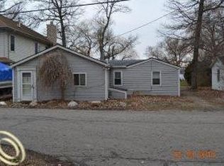 1120 Chemung Dr, Howell, MI 48843