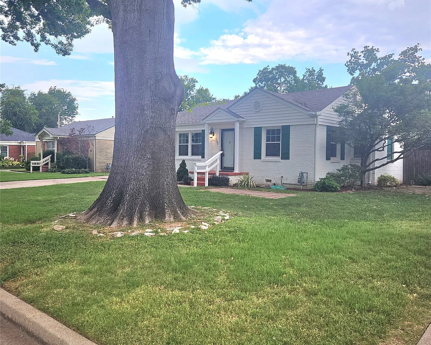 2 bed, 1.0 bath, 888 sqft, $1,960 — Photo 1