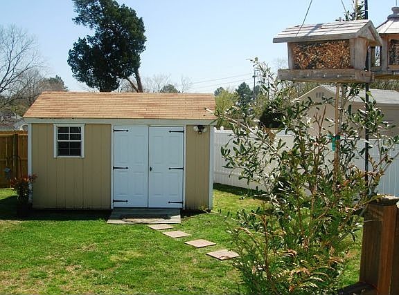 Lg back yard with shed/ playroom or "man cave"