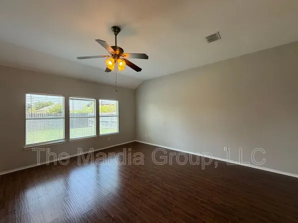 8512 Prairie Wind Trl, Fort Worth, TX 76134