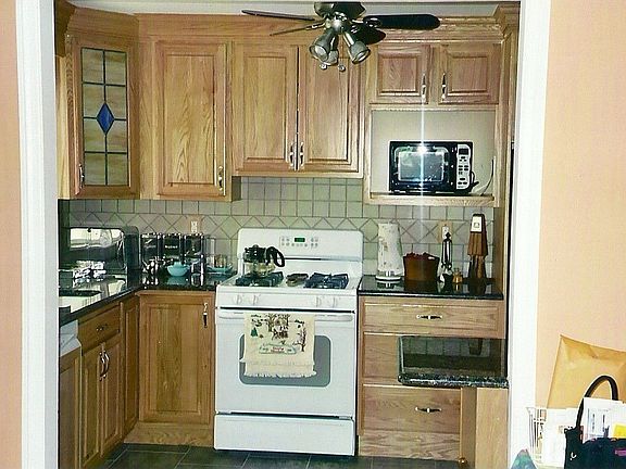 Kitchen w/oak cabinents