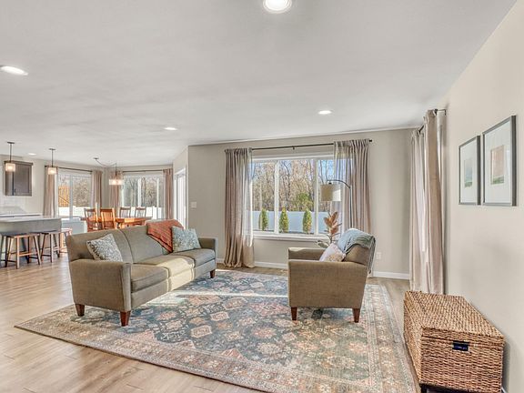 5th image of 733 Albert Dr W