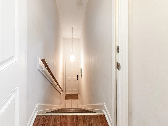5th image of 1860 Auburn Ln. #19E