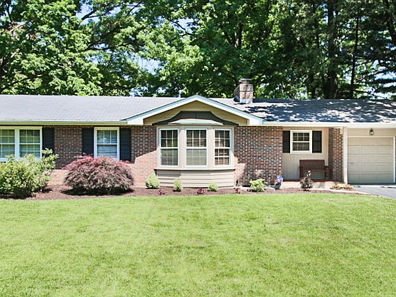 4th image of 26 Forsythia Ln