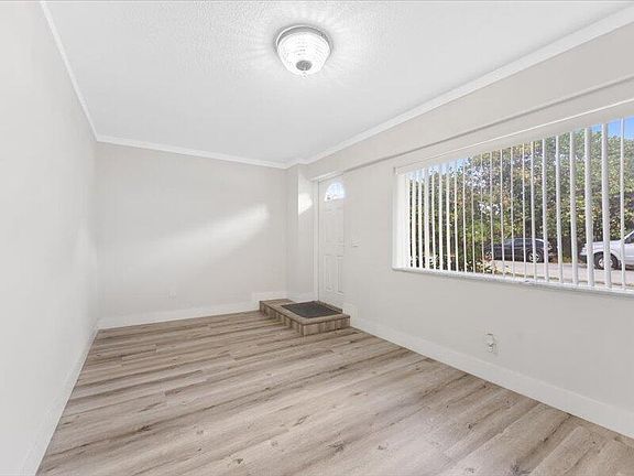 4th image of 311 W Sample Road