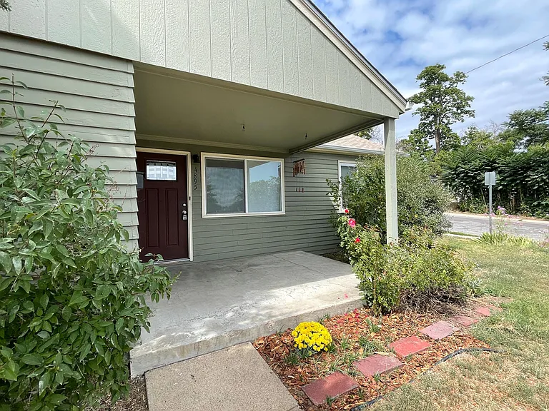 4895 Beach Ct — Photo 3