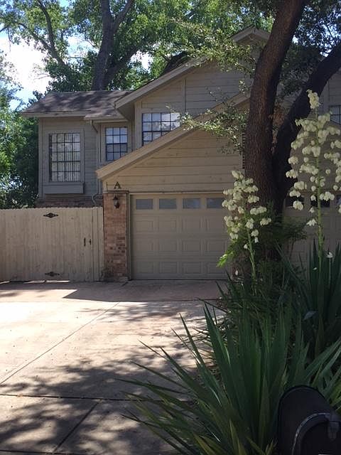 2404 Oak Manor front