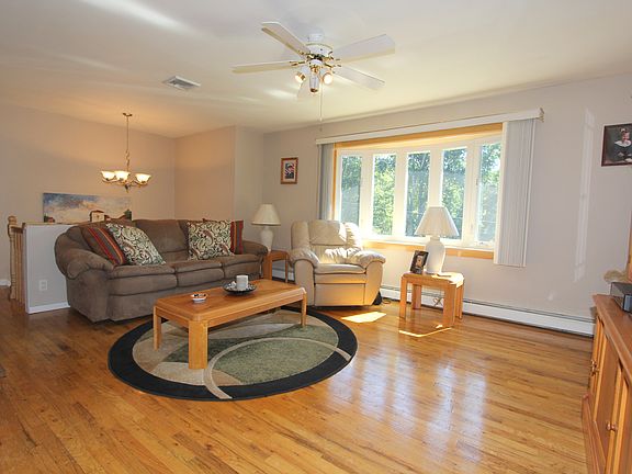 4th image of 145 Dahlia Dr