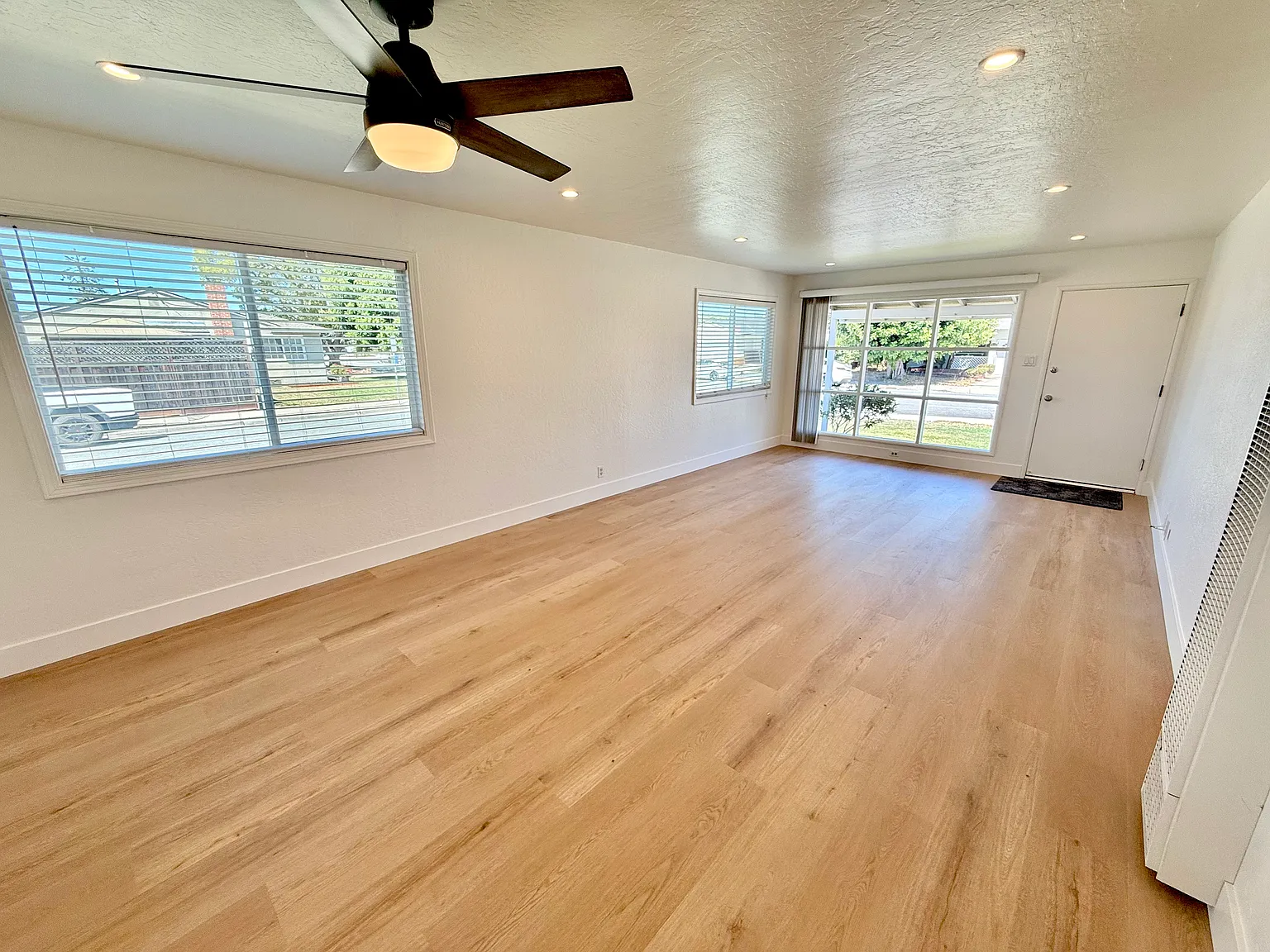 3 bed, 1154 sqft, $3,895 — Photo 3