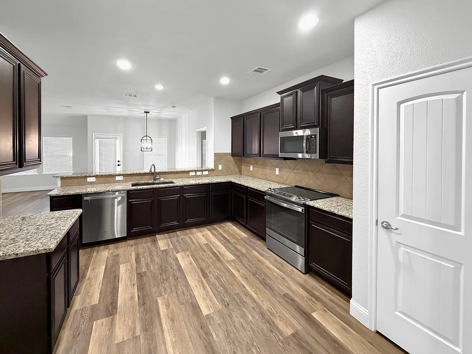 3 bed, 1873 sqft, $2,300 — Photo 3