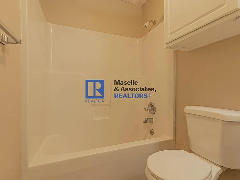 413 Woodlake Ln — Photo 12