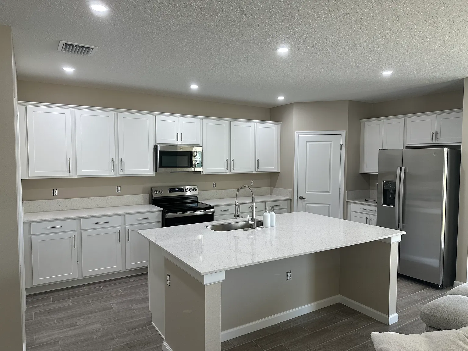 5 bed, 2218 sqft, $2,550 — Photo 2