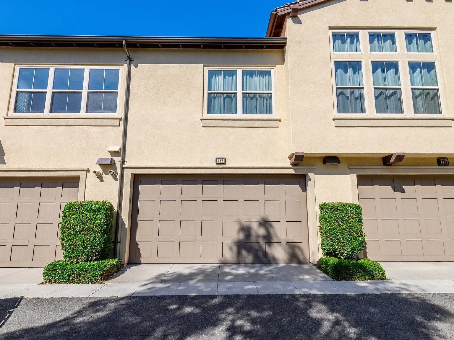 3 bed, 1378 sqft, $4,200 — Photo 2