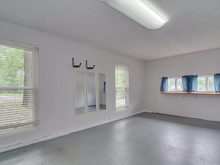 303 Meadowlake Dr — Photo 24