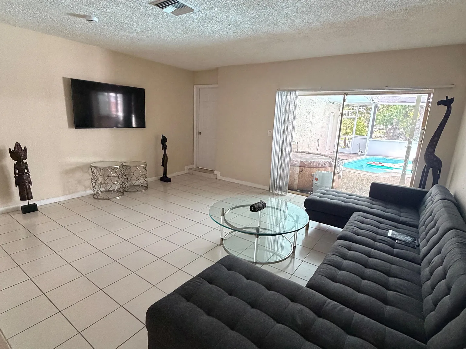 3 bed, 1.0 bath, 1700 sqft, $1,092 — Photo 3