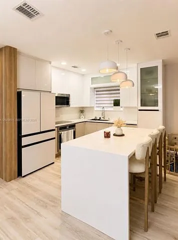 4 bed, 2.0 bath, 1762 sqft, $3,900 — Photo 3