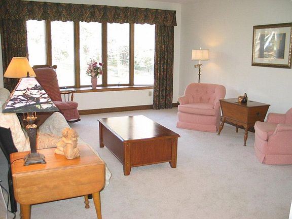 2nd image of 915 Oakfield Dr