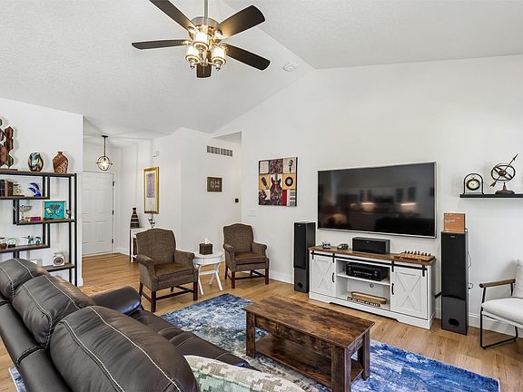 4th image of 910 NE 45th St