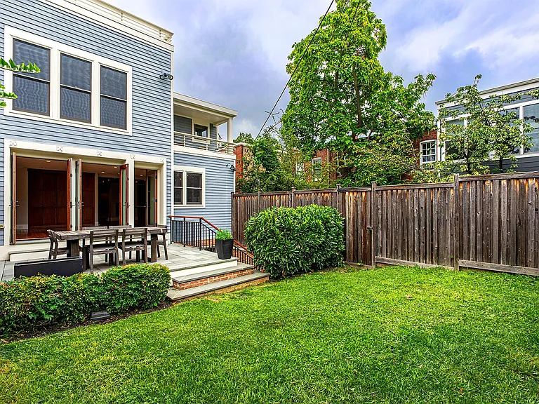 325 D St SE — Photo 30