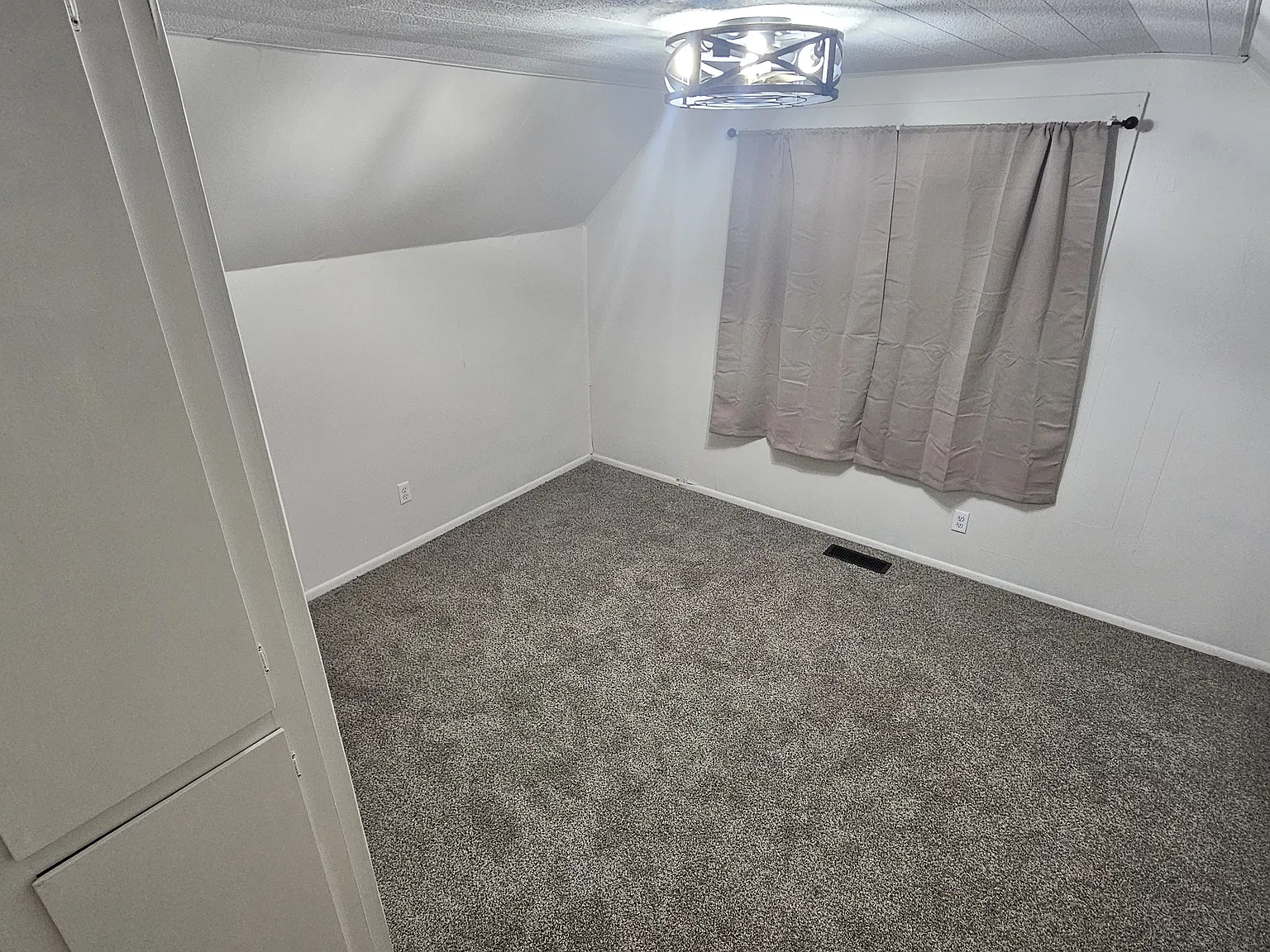 3 bed, 1131 sqft, $1,250 — Photo 2
