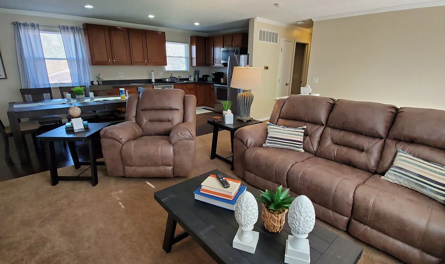 Pet Friendly Home Fenced in Yard Renovated — Photo 2